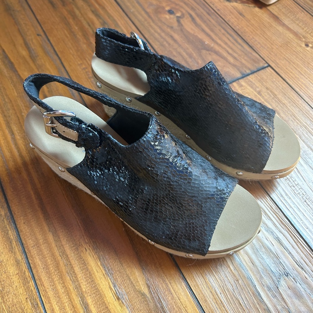 Volatile sandals